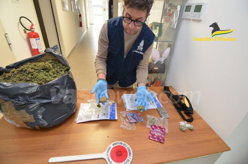 Sequestrati  4 kg. di marijuana dal valore di oltre 20mila euro e una pistola: denunciato pusher