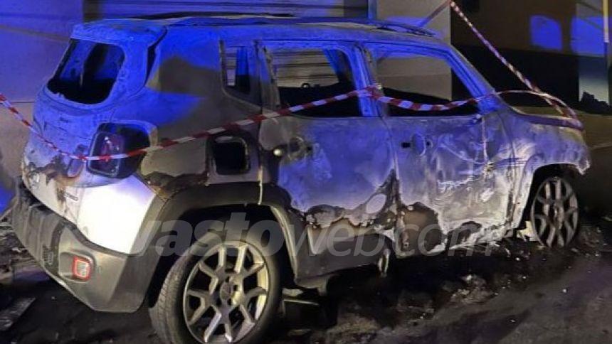 Jeep Renegade in fiamme a San Salvo in via Gioberti