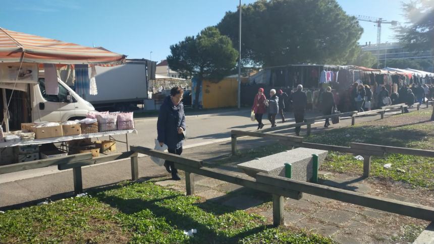 Liberati 48 posti occupati abusivamente: blitz della Polizia locale alla fiera mensile