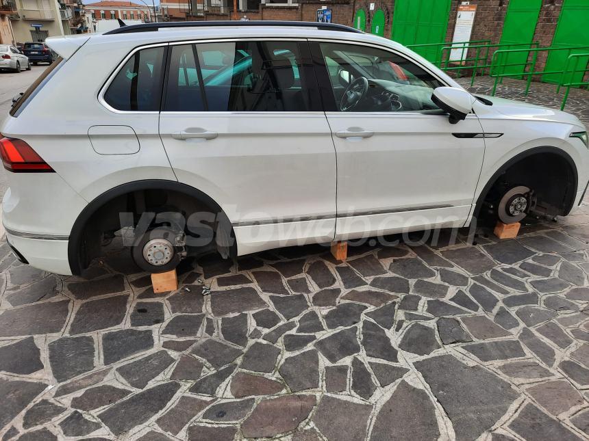 Rubate gomme e cerchi ad una Volkswagen Tiguan in via Tobruk a Vasto