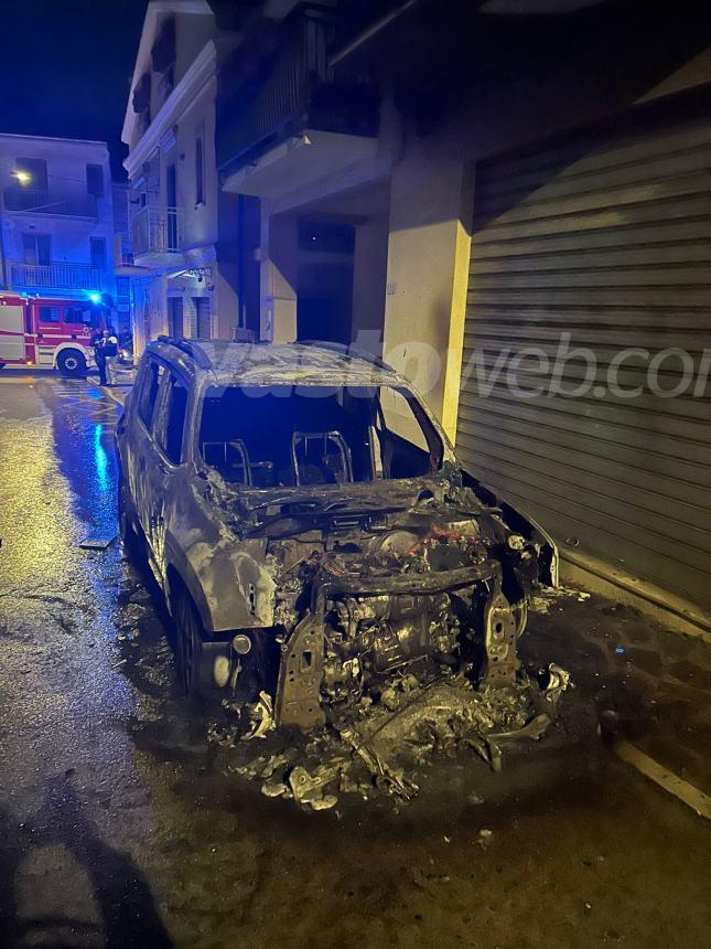 Jeep Renegade in fiamme a San Salvo in via Gioberti