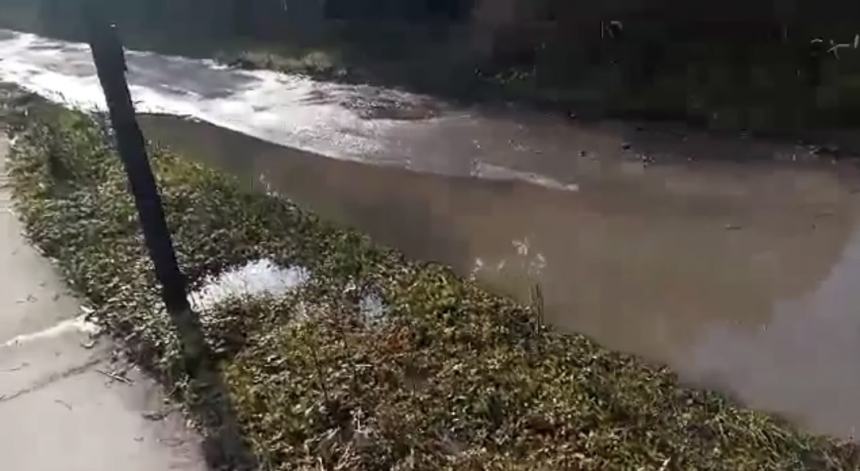 Perdita d’acqua lungo la pista ciclabile, la Sasi: “Provvederemo alla riparazione”