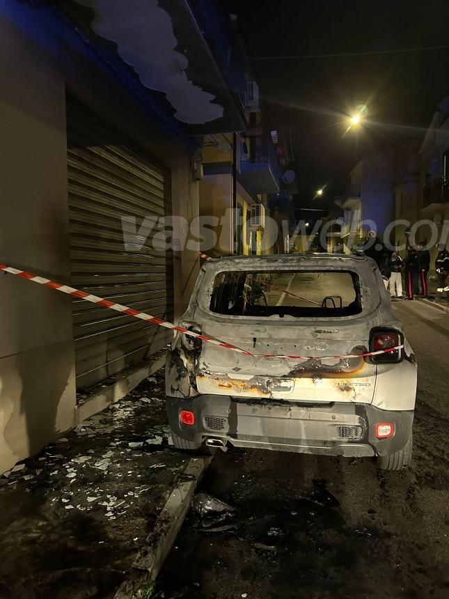 Jeep Renegade in fiamme a San Salvo in via Gioberti