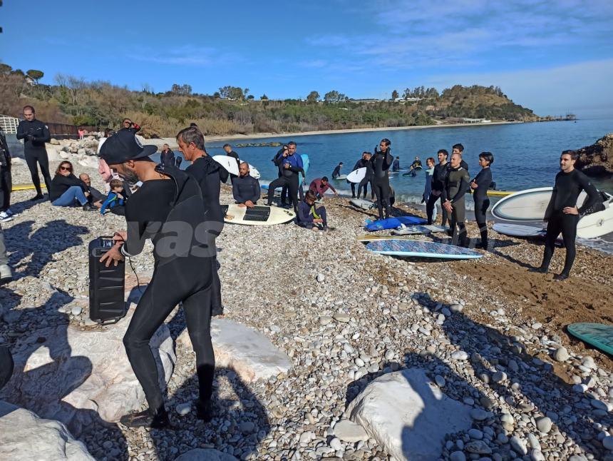 Flash mob di surfisti a Vignola per il no al progetto delle barriere sommerse