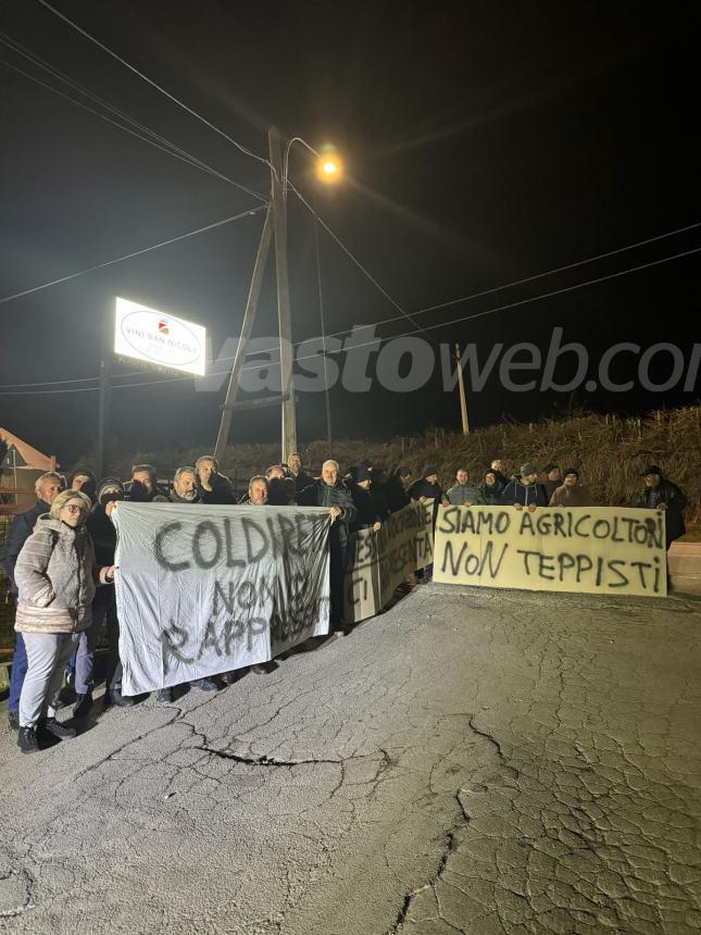 Protesta degli agricoltori a Pollutri: "Ci avete tradito e svenduto, non siamo teppisti"