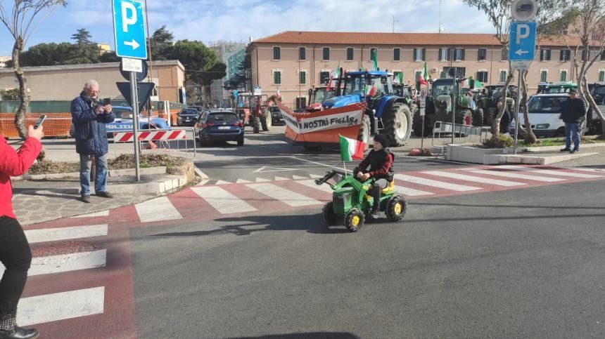 "No farmer no food", ma sulla protesta degli agricoltori sventola la bandiera tricolore