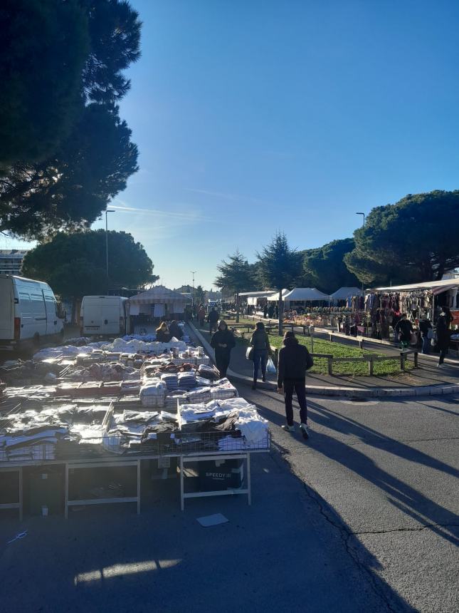 Liberati 48 posti occupati abusivamente: blitz della Polizia locale alla fiera mensile