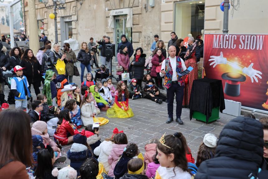 Bambini in festa e centro storico di Vasto gremito per il Carnevale