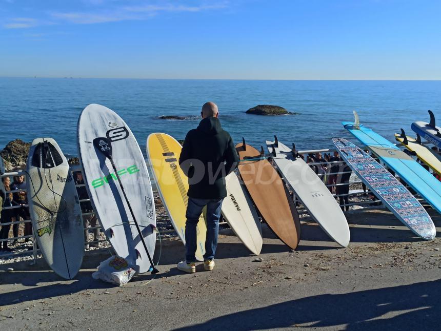 Flash mob di surfisti a Vignola per il no al progetto delle barriere sommerse