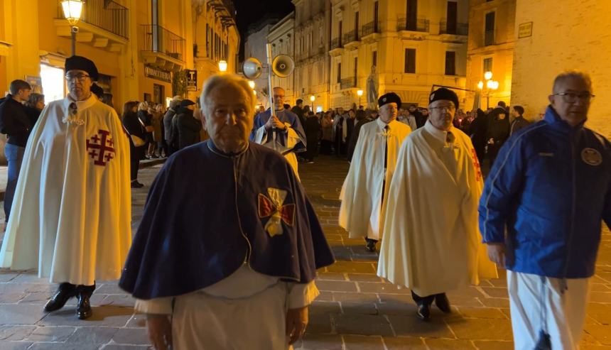 Festa in onore della Madonna di Lourdes, tanti i fedeli in processione 