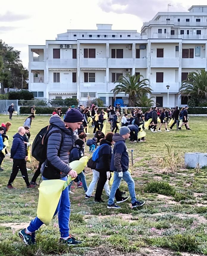 Tantissimi rifiuti raccolti a San Salvo Marina dai volontari di Plastic Free e dagli scout