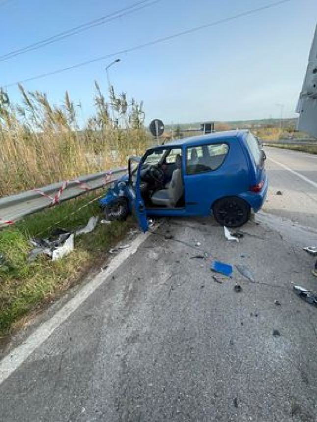 Scontro auto-camion in via Montenero a San Salvo, ferita una donna