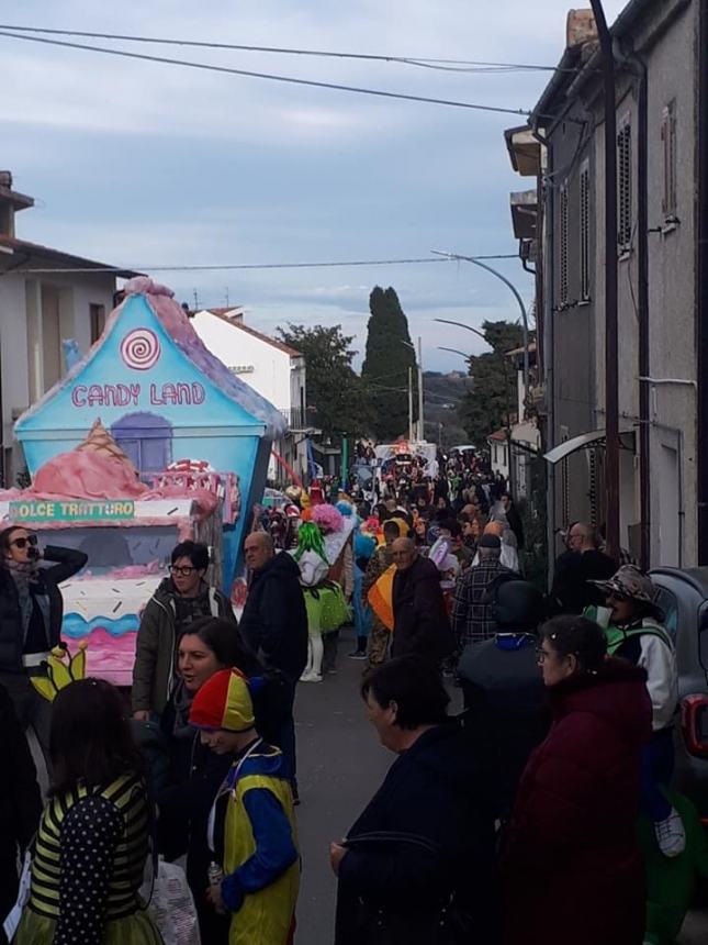 Esplosione di colori per il Carnevale a Torino di Sangro: "Grazie a carristi e partecipanti"