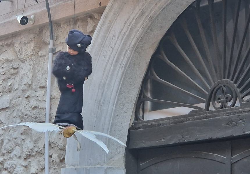 Pupe in volo: «La Quarantana con le sue penne colorate»