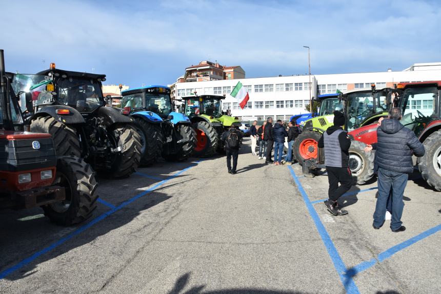 "No farmer no food", ma sulla protesta degli agricoltori sventola la bandiera tricolore