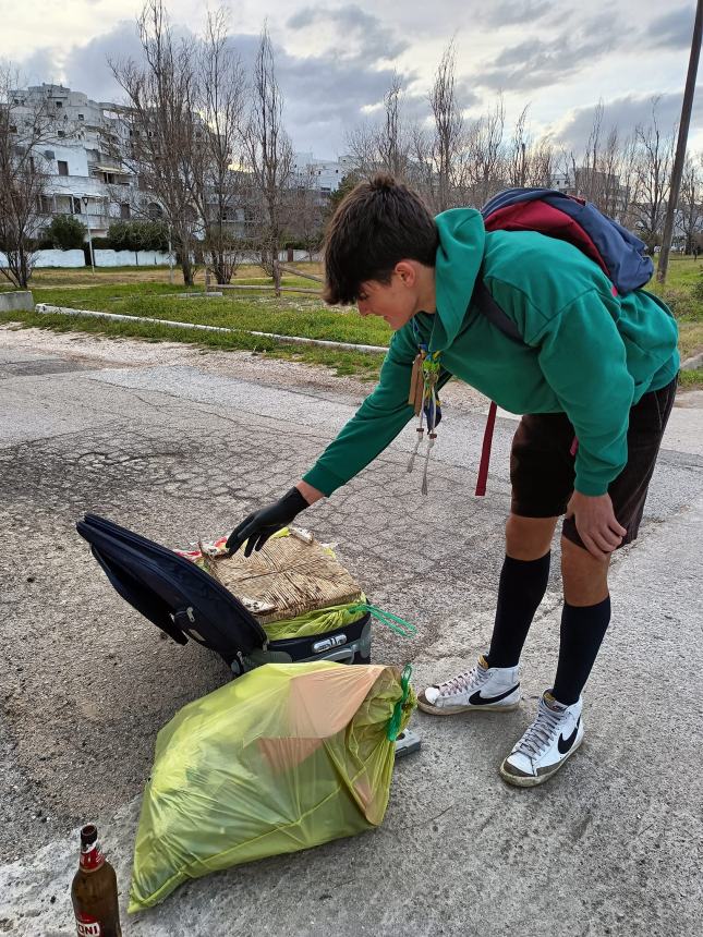 Tantissimi rifiuti raccolti a San Salvo Marina dai volontari di Plastic Free e dagli scout