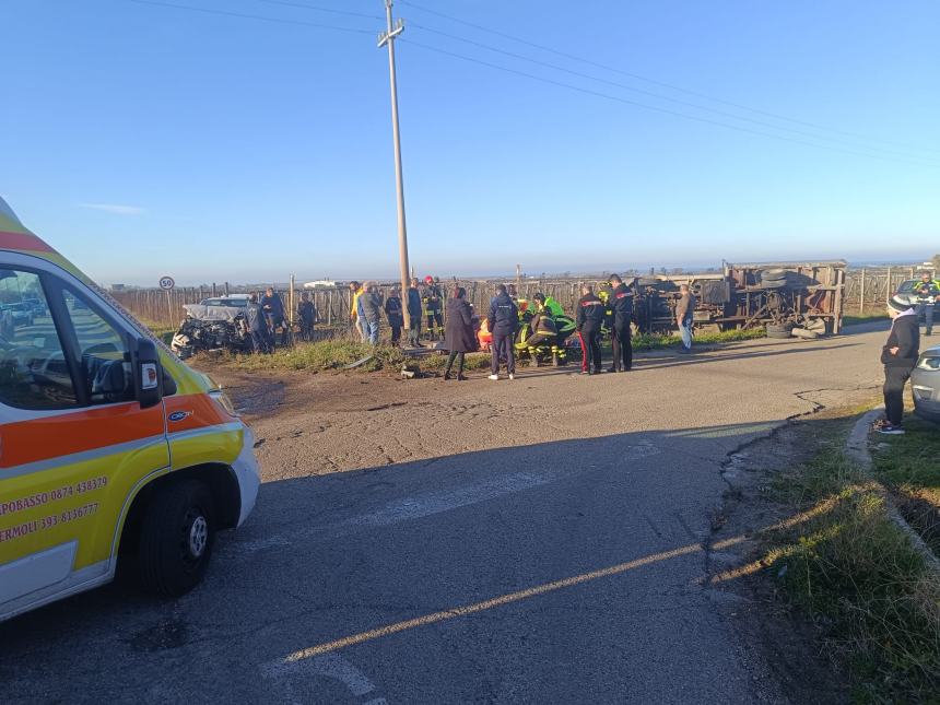 Si scontrano una macchina e un autocarro, alcuni feriti a Campomarino