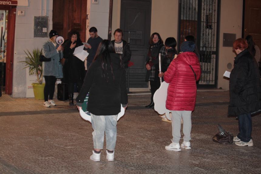 Sit-in a Vasto contro la violenza di genere: “Per una società fondata sul rispetto”