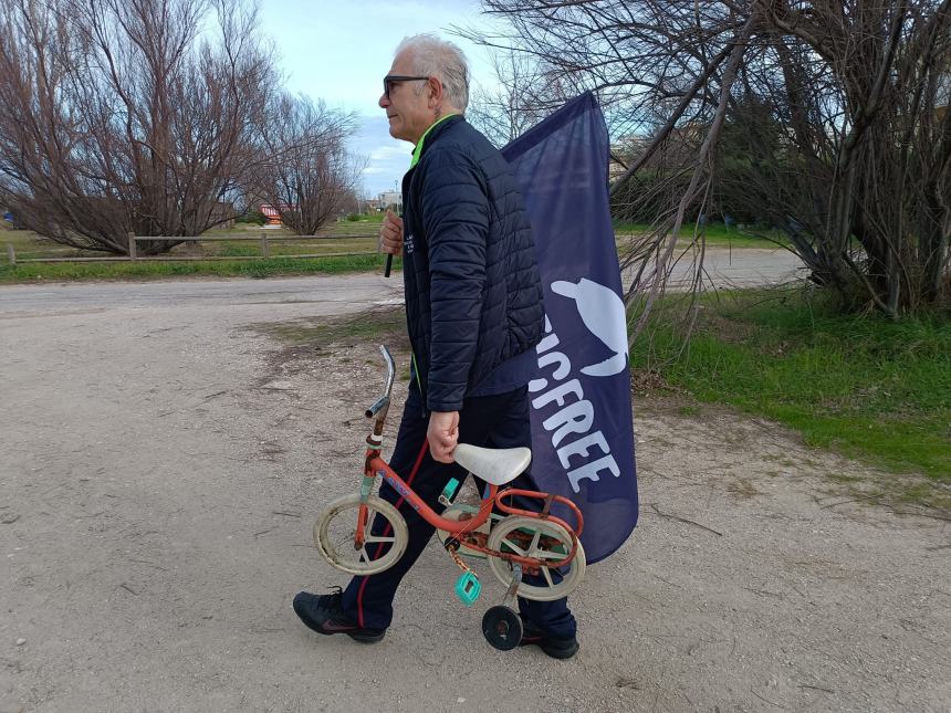 Tantissimi rifiuti raccolti a San Salvo Marina dai volontari di Plastic Free e dagli scout