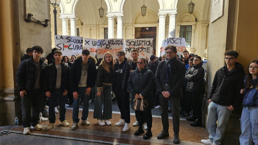  Sit-in degli studenti del Masci sotto la Provincia, Menna ascolta le istanze