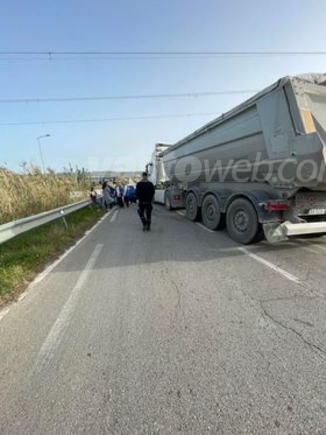 Scontro auto-camion in via Montenero a San Salvo, ferita una donna