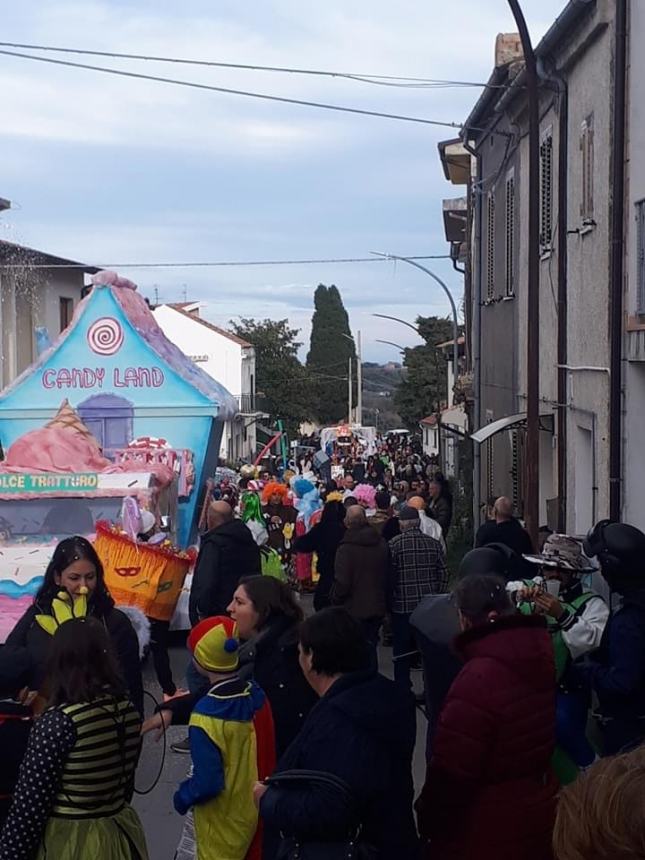 Esplosione di colori per il Carnevale a Torino di Sangro: "Grazie a carristi e partecipanti"