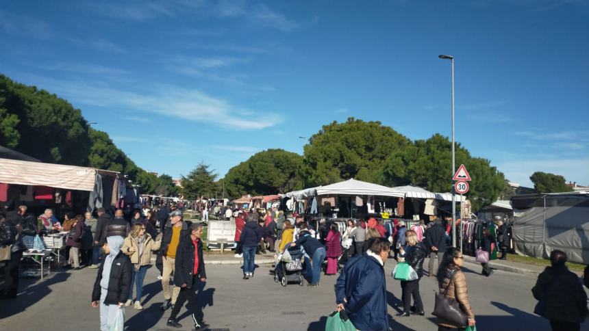 Liberati 48 posti occupati abusivamente: blitz della Polizia locale alla fiera mensile