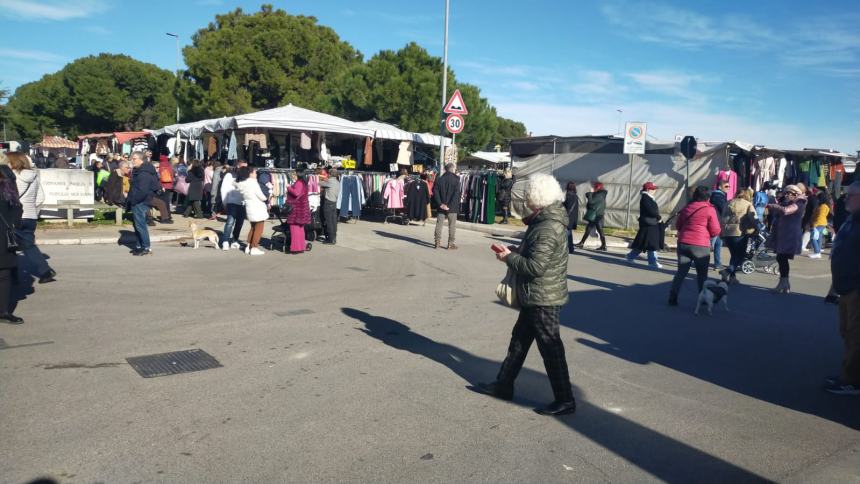 Liberati 48 posti occupati abusivamente: blitz della Polizia locale alla fiera mensile