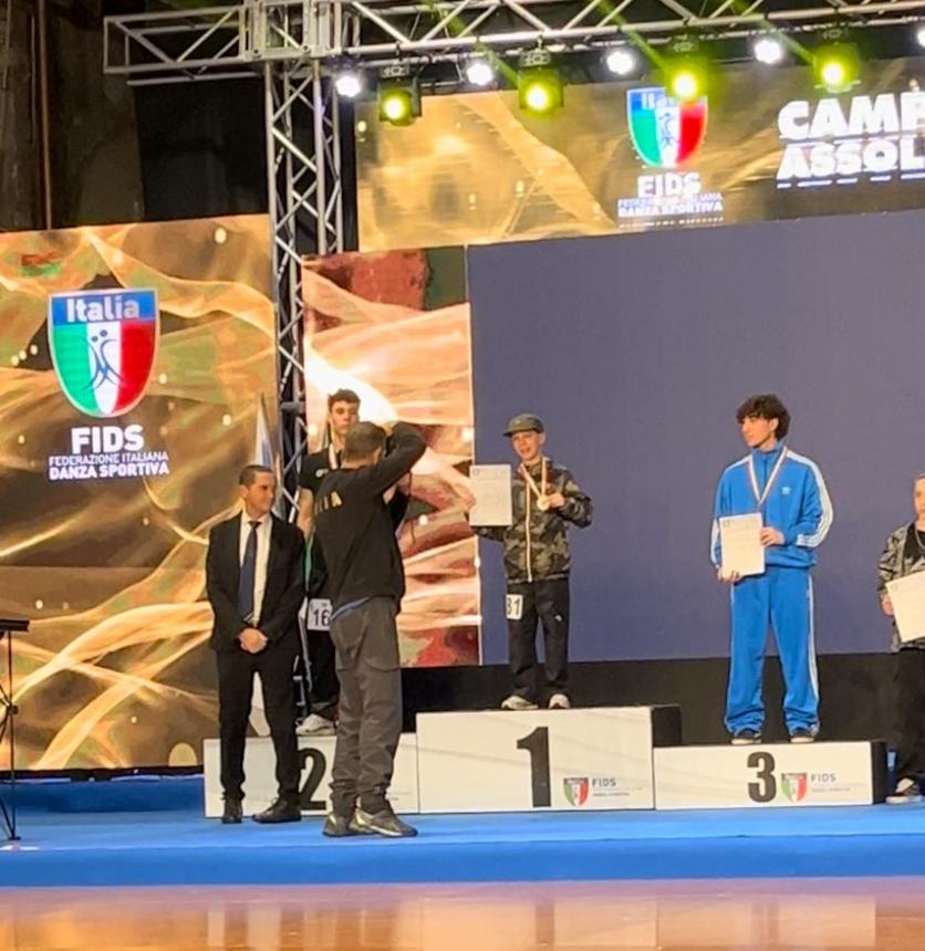 Poker di medaglie d'oro agli assoluti di danza sportiva, che fuoriclasse Nicolas Ficocelli 