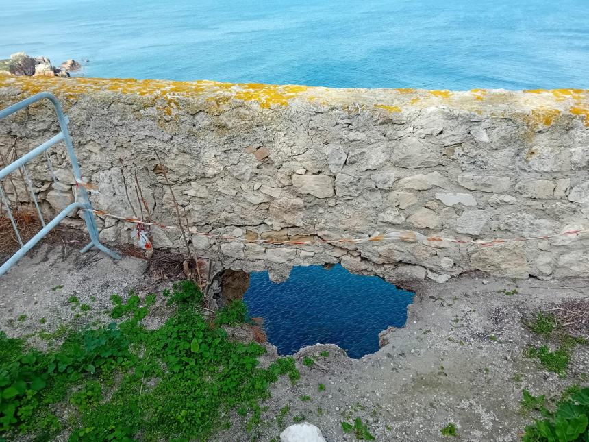 Isole Tremiti: cede parte del muro perimetrale all'Abbazia di San Nicola 