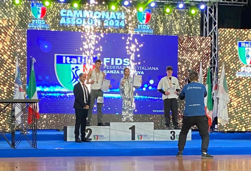 Poker di medaglie d'oro agli assoluti di danza sportiva, che fuoriclasse Nicolas Ficocelli 