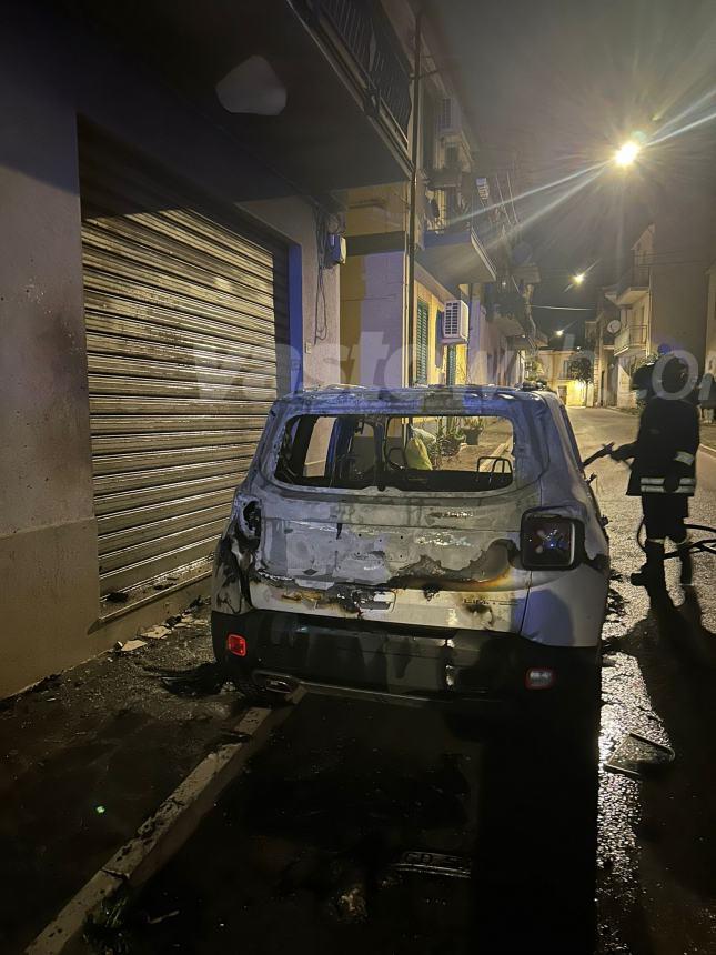 Jeep Renegade in fiamme a San Salvo in via Gioberti