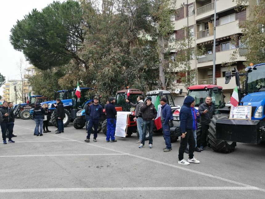 Oltre 100 trattori in marcia a San Salvo: “Chiediamo azzeramento Irpef”