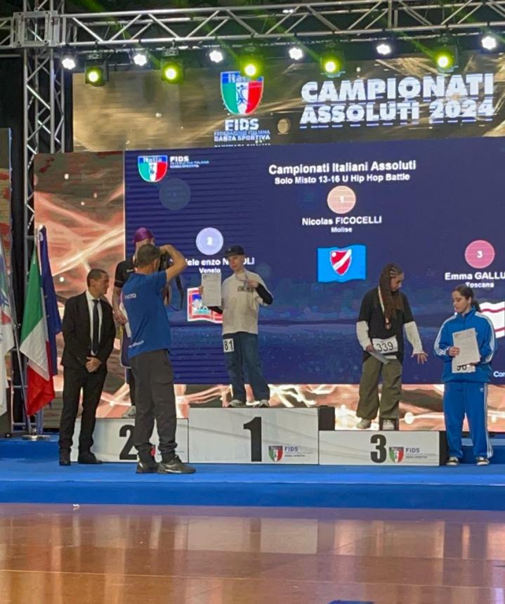 Poker di medaglie d'oro agli assoluti di danza sportiva, che fuoriclasse Nicolas Ficocelli 