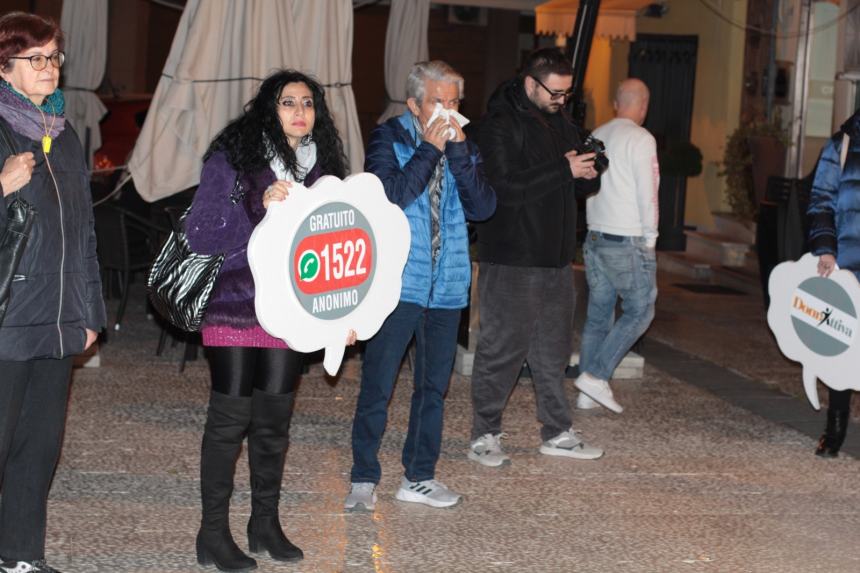 Sit-in a Vasto contro la violenza di genere: “Per una società fondata sul rispetto”