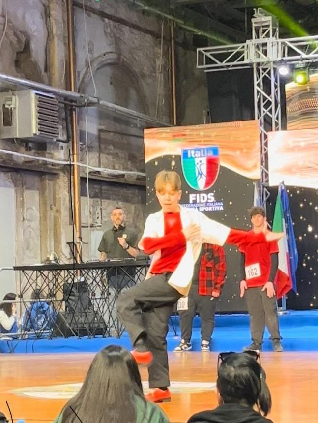 Poker di medaglie d'oro agli assoluti di danza sportiva, che fuoriclasse Nicolas Ficocelli 