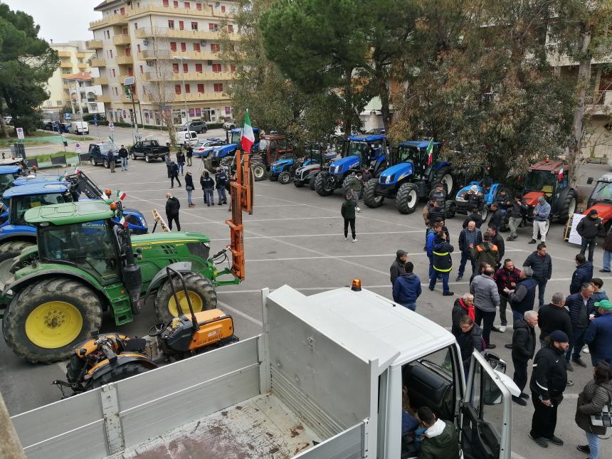 Oltre 100 trattori in marcia a San Salvo: “Chiediamo azzeramento Irpef”