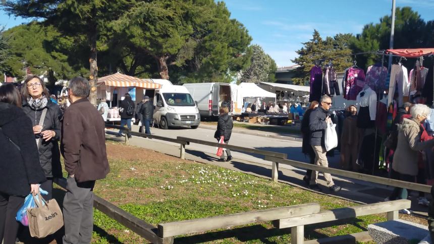 Liberati 48 posti occupati abusivamente: blitz della Polizia locale alla fiera mensile