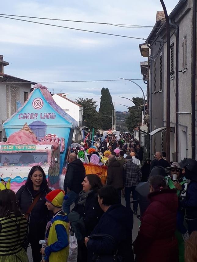 Esplosione di colori per il Carnevale a Torino di Sangro: "Grazie a carristi e partecipanti"