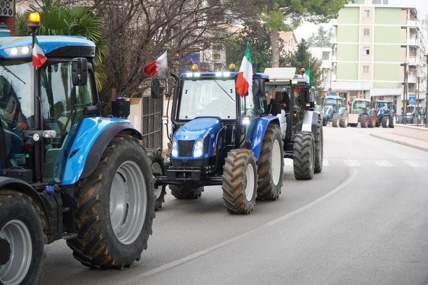 Oltre 100 trattori in marcia a San Salvo: “Chiediamo azzeramento Irpef”