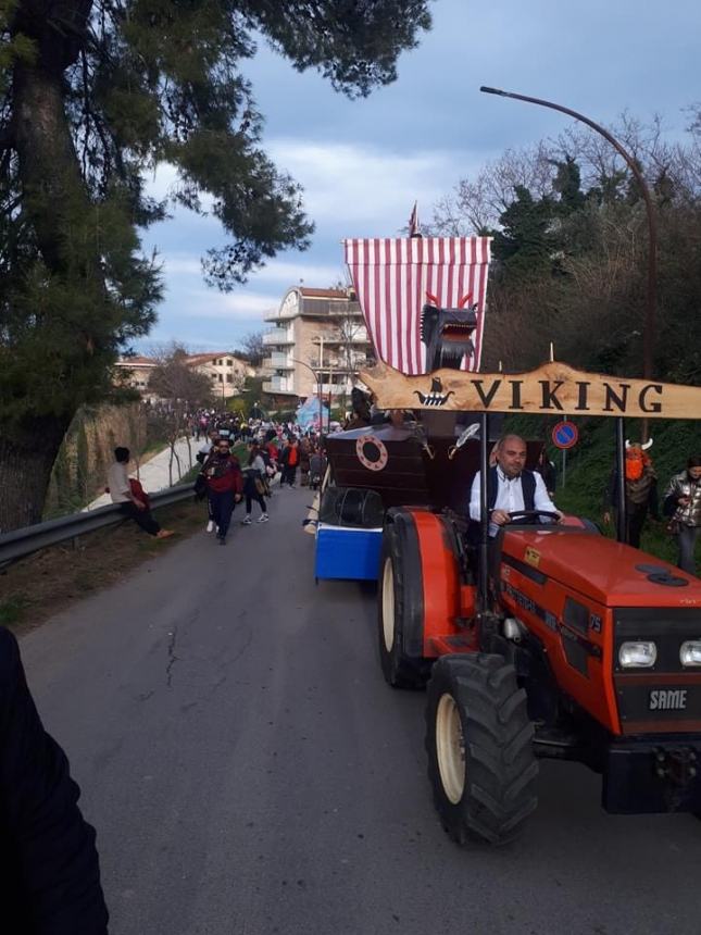 Esplosione di colori per il Carnevale a Torino di Sangro: "Grazie a carristi e partecipanti"