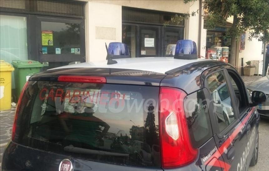 Rapina alla tabaccheria Boreave: un uomo minaccia i titolari e porta via pochi spiccioli 