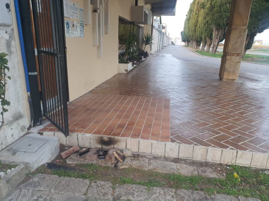 Bivacchi notturni nell'area dei cimitero