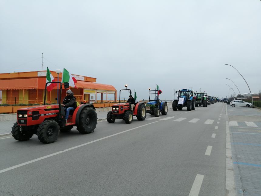 Oltre 100 trattori in marcia a San Salvo: “Chiediamo azzeramento Irpef”