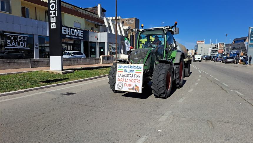 Uniti per l'Agricoltura: riparte il corteo di protesta dei trattori