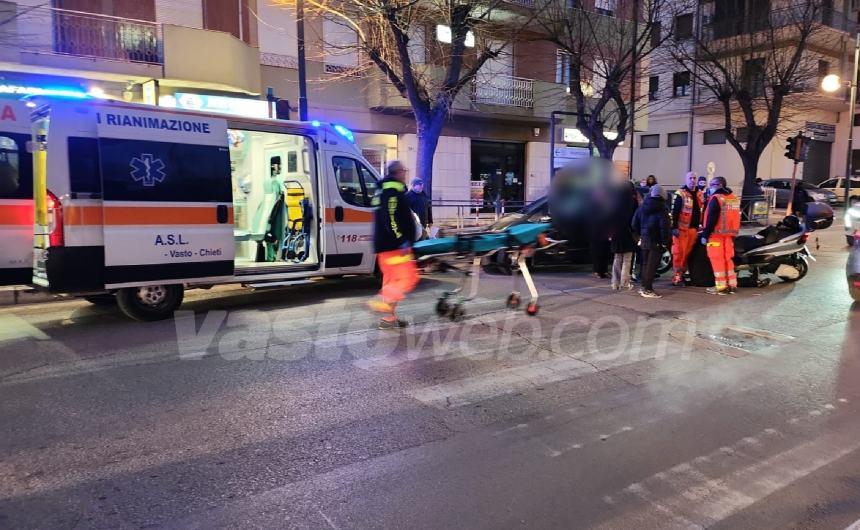 Scontro scooterone-auto in corso Mazzini, ferito un uomo