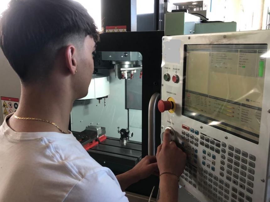 «Cercasi programmatore macchina Cnc»