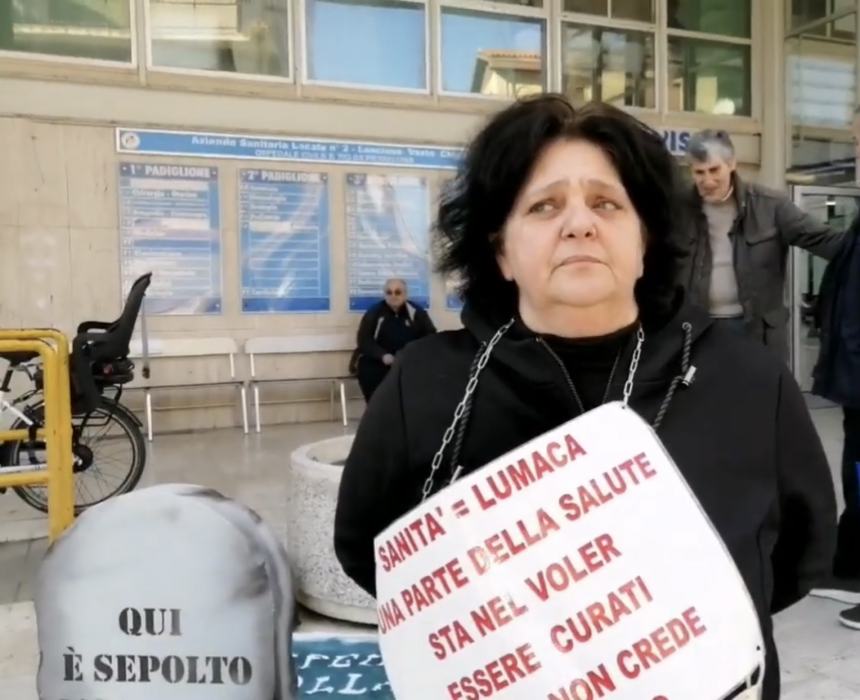 Patrizia De Rosa torna a protestare al San Pio: “Mia figlia non può operarsi”