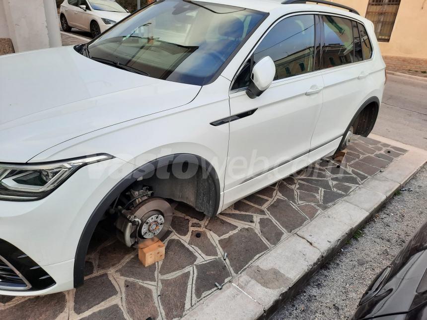 Rubate gomme e cerchi ad una Volkswagen Tiguan in via Tobruk a Vasto