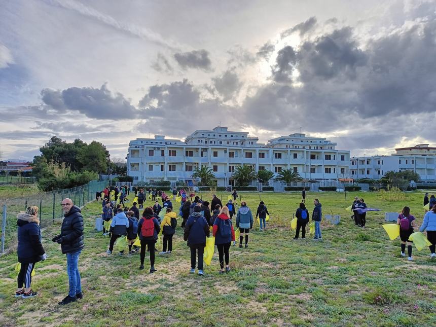 Tantissimi rifiuti raccolti a San Salvo Marina dai volontari di Plastic Free e dagli scout